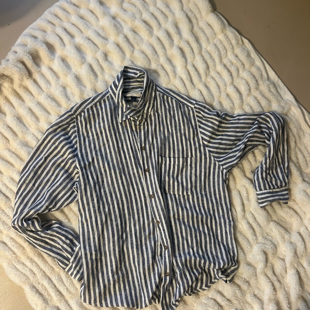 Universal Thread Blue and White Casual Button Down Shirt